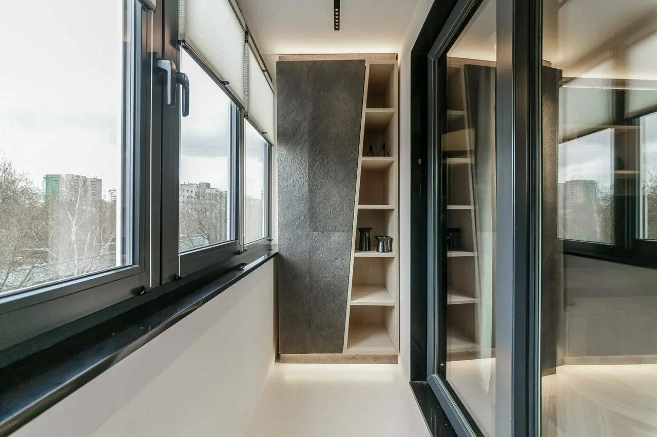 Большая вместительная лоджия фото