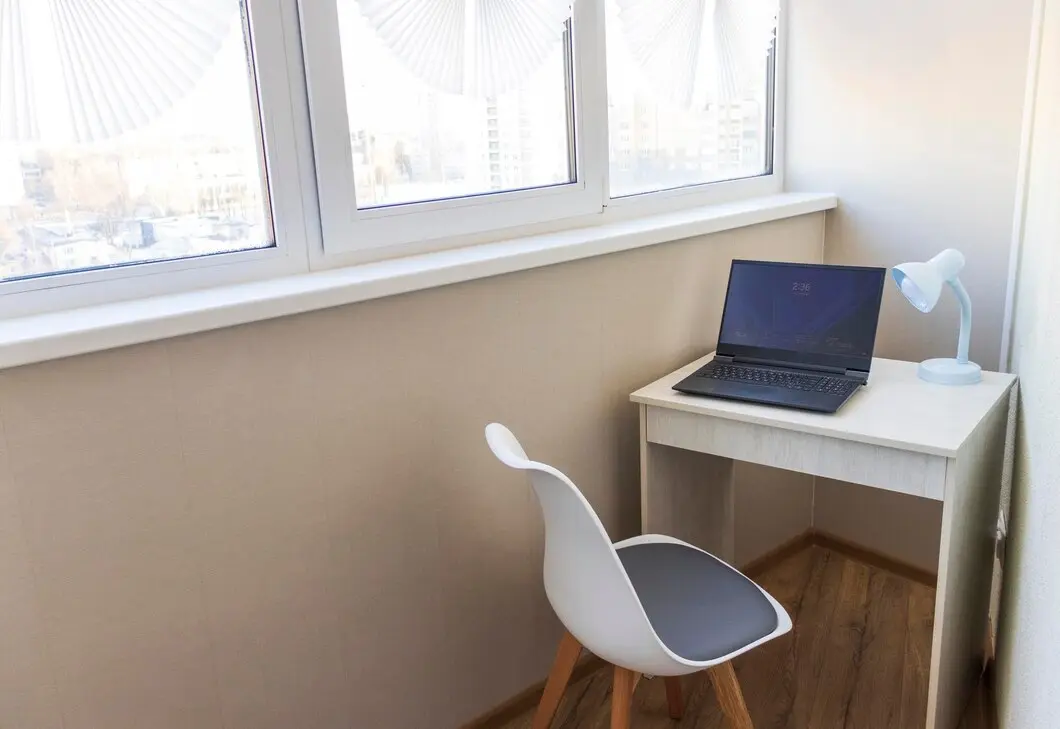 Рабочее пространство на балконе пример