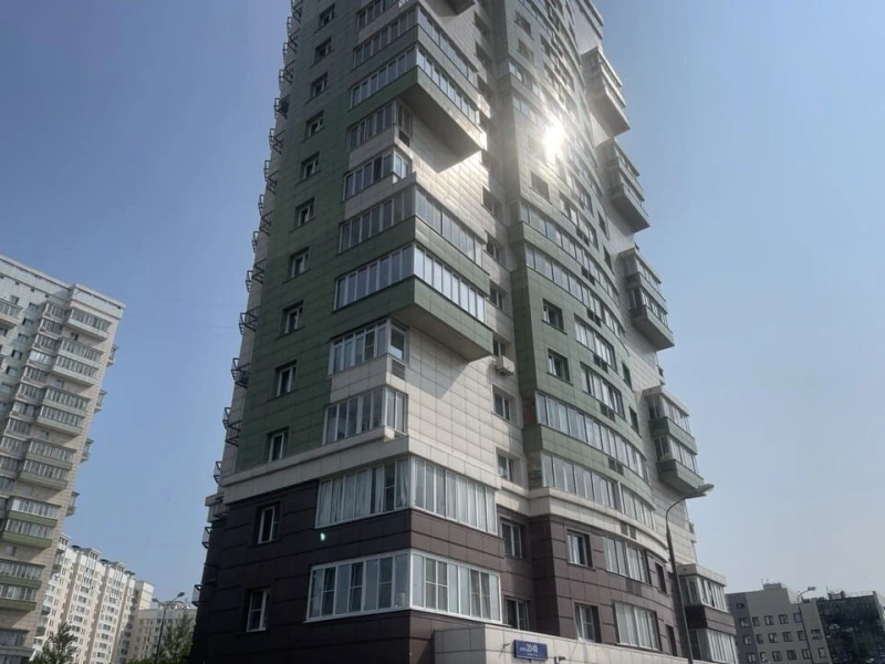 Дом в котором ведутся работы монтажа Монтаж углового балкона, к.2040, дом снаружи