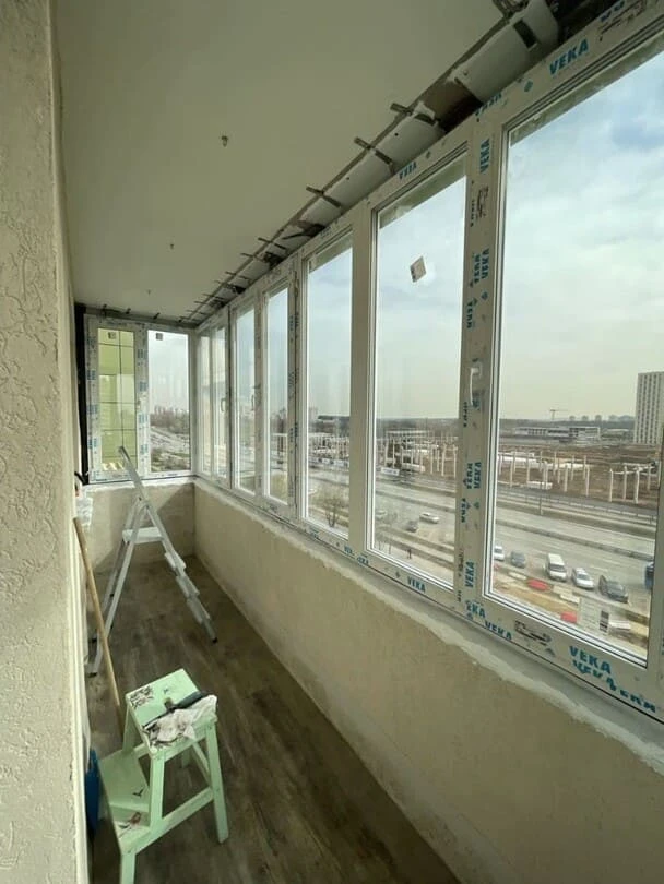 Общий вид балкона Монтаж сложного балкона в 20 районе , в процессе