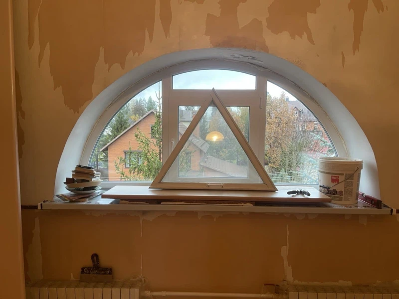 Монтаж полукруглой и треугольной светопрозрачных конструкций, с. Лугинино, 10.10.2024 г. Полукруглое пластиковое окно в доме, село Лугинино