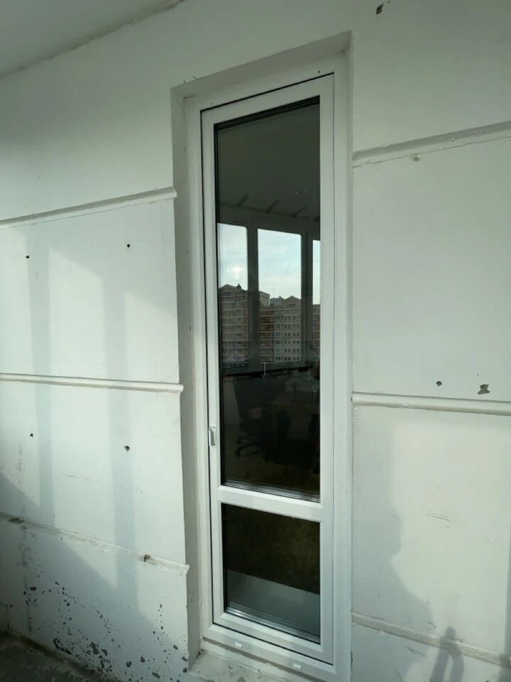 Балконная дверь с двухкамерным стеклопакетом