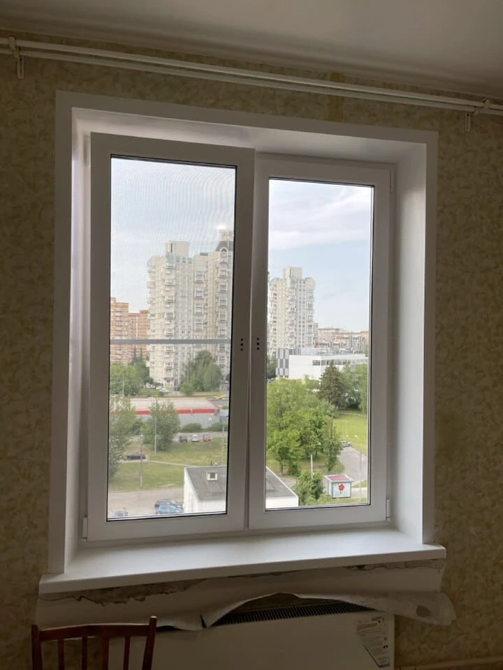 Установка пластиковых окон в интерьере кухни 2-комнатной квартиры