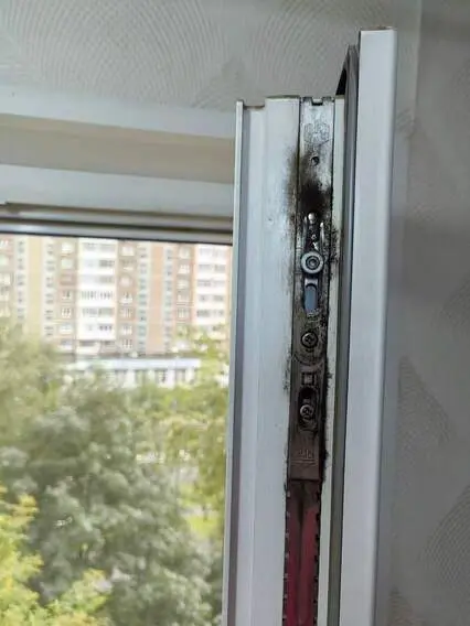 Фурнитура Maco на створке окна без должного ухода