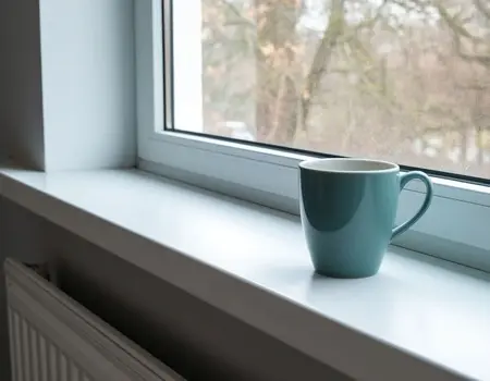 Подоконник с матовой поверхностью, установленный в квартире